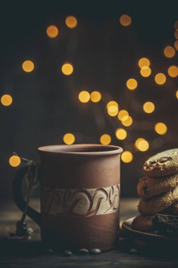 Çikolatalı lezzetli çörekler ve sıcak renkli bir fincan kahve..