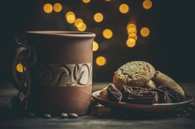 Çikolatalı lezzetli çörekler ve sıcak renkli bir fincan kahve..