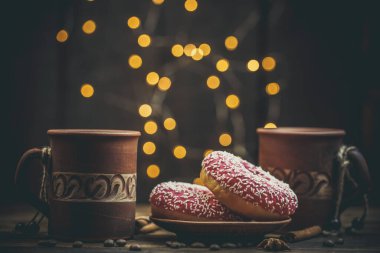 Çikolatalı lezzetli çörekler ve sıcak renkli bir fincan kahve..