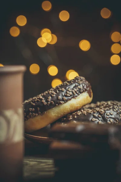 Deliciosos Donuts Com Chocolate Uma Xícara Café Cores Quentes — Fotografia de Stock