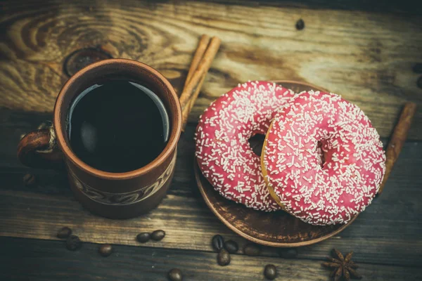 Deliciosas Rosquillas Con Chocolate Una Taza Café Colores Cálidos — Foto de Stock