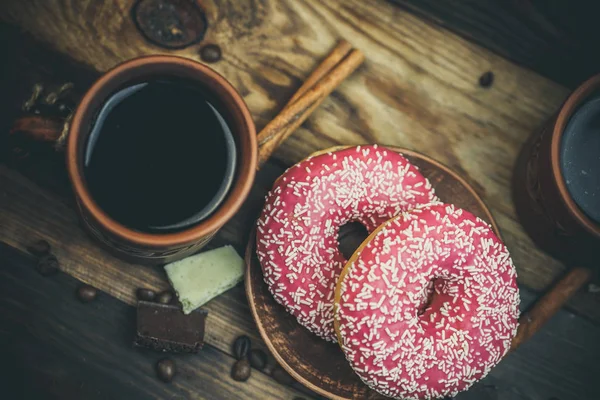 Deliciosos Donuts Com Chocolate Uma Xícara Café Cores Quentes — Fotografia de Stock