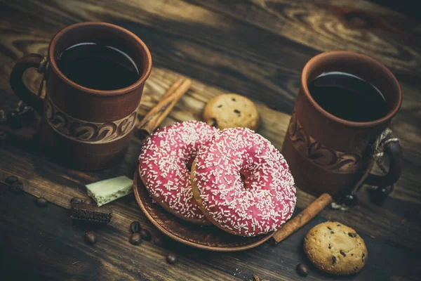 Köstliche Donuts Mit Schokolade Und Einer Tasse Kaffee Warmen Farben — Stockfoto