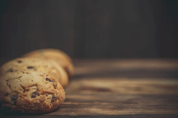 Kekse Mit Schokolade Und Orangenfüllung Auf Einer Holzoberfläche — Stockfoto