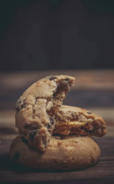 Koekjes Met Chocolade Oranje Vulling Een Houten Ondergrond — Stockfoto