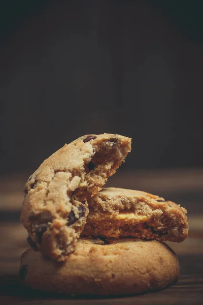 Kekse Mit Schokolade Und Orangenfüllung Auf Einer Holzoberfläche — Stockfoto