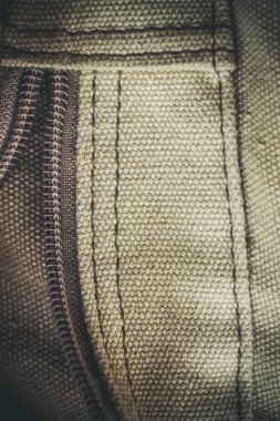 Kalın haki kumaş ve fermuarı makro renkte.