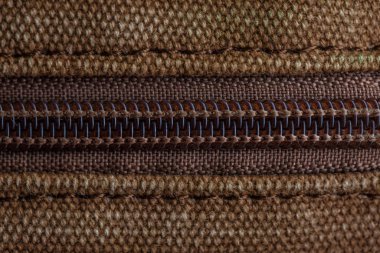 Kalın haki kumaş ve fermuarı makro renkte.