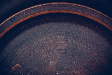 Eski, paslı, kırmızı renkli, korkunç yüzey.