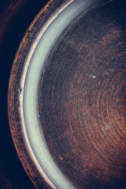 Eski, paslı, kırmızı renkli, korkunç yüzey.