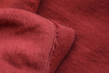Giysiler için dokuma ve makro dekoru olan kırmızı kumaş