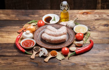 Birçok farklı baharat, sebze ve malzemeler ve aile için taze çiğ barbekü sosisleri..