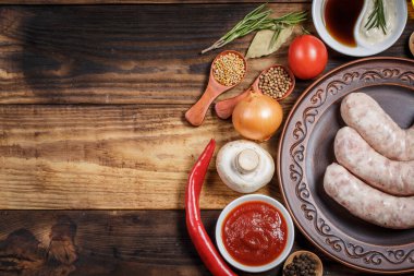 Birçok farklı baharat, sebze ve malzemeler ve aile için taze çiğ barbekü sosisleri..