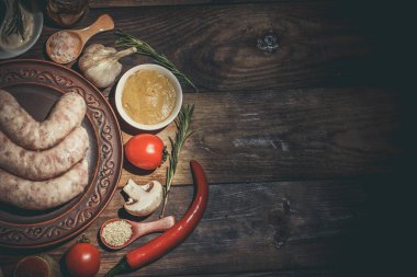 Birçok farklı baharat, sebze ve malzemeler ve aile için taze çiğ barbekü sosisleri..