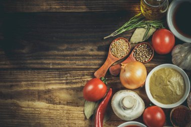 Birçok farklı baharat, sebze ve malzemeler ve aile için taze çiğ barbekü sosisleri..