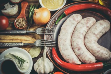 Birçok farklı baharat, sebze ve malzemeler ve aile için taze çiğ barbekü sosisleri..