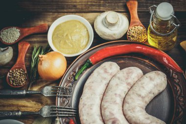 Birçok farklı baharat, sebze ve malzemeler ve aile için taze çiğ barbekü sosisleri..