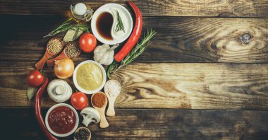 Birçok farklı baharat, sebze ve malzemeler ve aile için taze çiğ barbekü sosisleri..