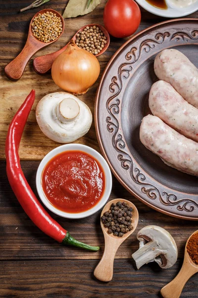 Veel Verschillende Kruiden Groenten Ingrediënten Verse Rauwe Barbecue Worstjes Voor — Stockfoto