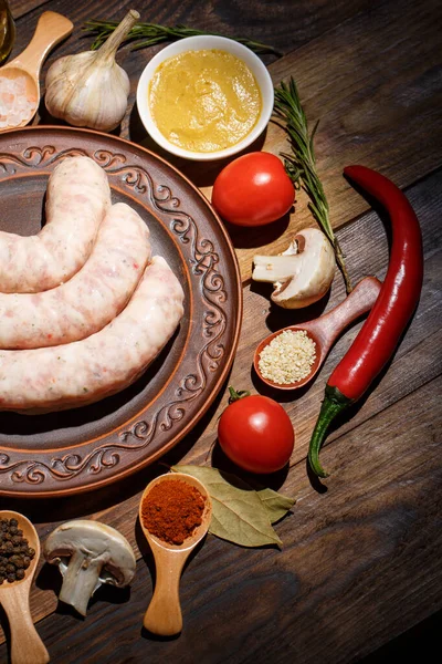 Tante Spezie Verdure Ingredienti Diversi Salsicce Fresche Crude Barbecue Famiglia — Foto Stock