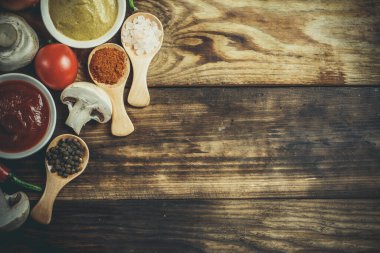 Birçok farklı baharat, sebze ve malzemeler ve aile için taze çiğ barbekü sosisleri..