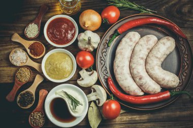 Birçok farklı baharat, sebze ve malzemeler ve aile için taze çiğ barbekü sosisleri..