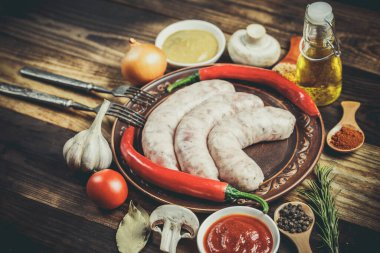 Birçok farklı baharat, sebze ve malzemeler ve aile için taze çiğ barbekü sosisleri..