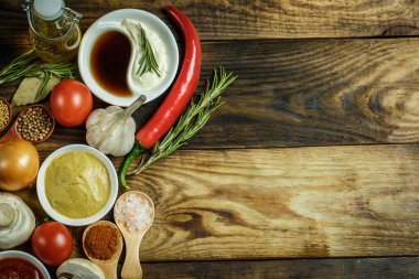 Birçok farklı baharat, sebze ve malzemeler ve aile için taze çiğ barbekü sosisleri..