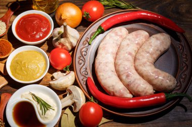 Birçok farklı baharat, sebze ve malzemeler ve aile için taze çiğ barbekü sosisleri..