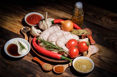 Birçok farklı baharat, sebze ve malzemeler ve aile için taze çiğ barbekü sosisleri..