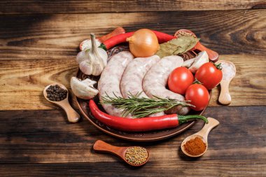 Birçok farklı baharat, sebze ve malzemeler ve aile için taze çiğ barbekü sosisleri..