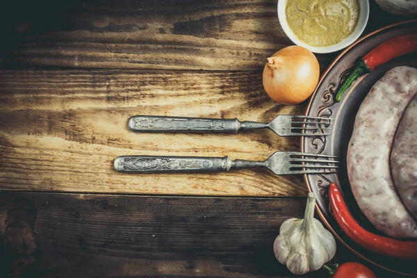 Många Olika Kryddor Grönsaker Och Ingredienser Och Färska Råa Grillkorvar — Stockfoto
