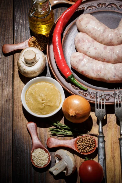 Veel Verschillende Kruiden Groenten Ingrediënten Verse Rauwe Barbecue Worstjes Voor — Stockfoto