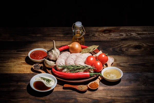 Många Olika Kryddor Grönsaker Och Ingredienser Och Färska Råa Grillkorvar — Stockfoto