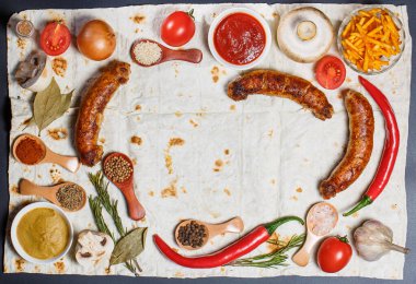 Kızarmış sosis, sebze, acı biber ve çeşitli baharatlar ve pide ekmeği.