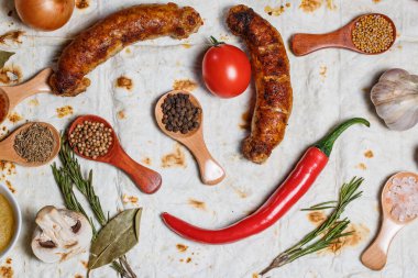 Kızarmış sosis, sebze, acı biber ve çeşitli baharatlar ve pide ekmeği.