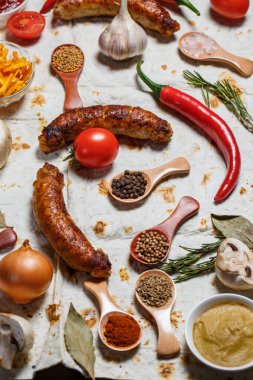 Kızarmış sosis, sebze, acı biber ve çeşitli baharatlar ve pide ekmeği.