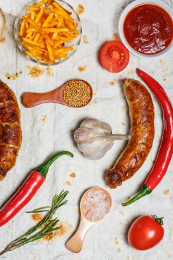 Kızarmış sosis, sebze, acı biber ve çeşitli baharatlar ve pide ekmeği.