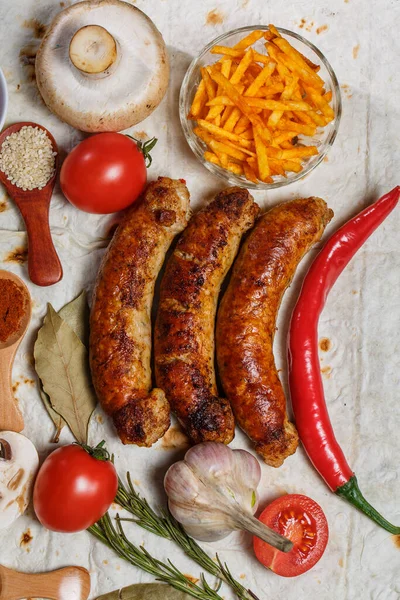 Gebakken Worsten Groenten Hete Pepers Diverse Kruiden Ingrediënten Pitabrood — Stockfoto