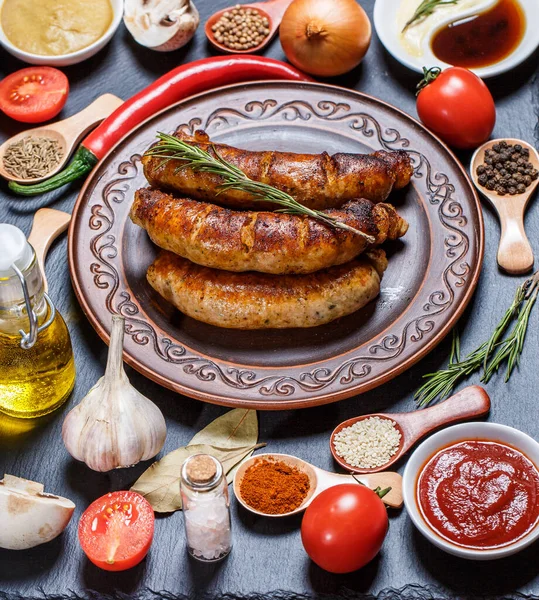 Salsicce Alla Griglia Verdure Peperoncini Piccanti Varie Spezie Ingredienti Sfondo — Foto Stock