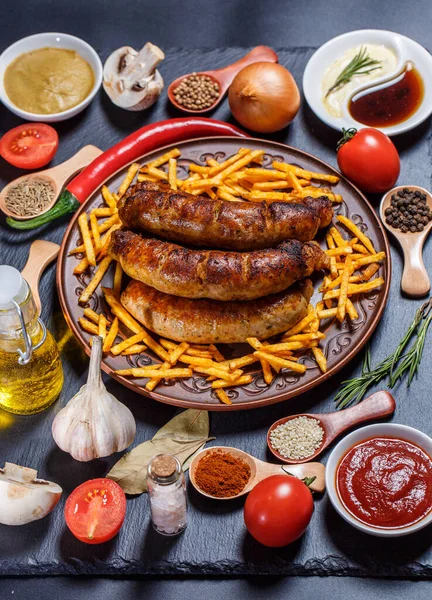 Gegrilde Worsten Groenten Hete Paprika Diverse Kruiden Ingrediënten Een Zwarte — Stockfoto