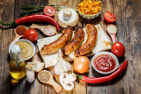 Gegrilde Worsten Verse Groenten Ingrediënten Specerijen Een Houten Tafel — Stockfoto