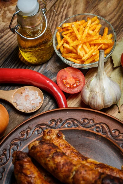 Salsicce Alla Griglia Verdure Fresche Ingredienti Spezie Tavolo Legno — Foto Stock