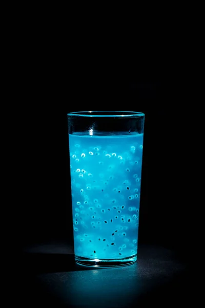 黒を基調とした氷のガラスの中のおいしいターコイズカクテル — ストック写真