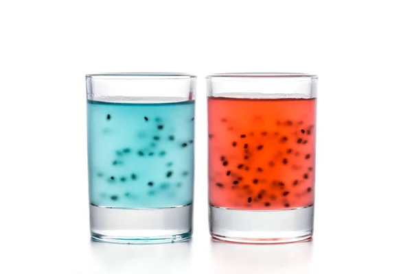 Cocktail Rouge Turquoise Aux Grains Sur Blanc — Photo