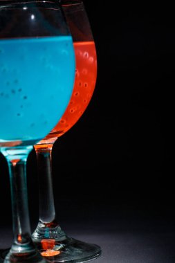 Siyah arkaplanda kırmızı ve mavi kokteyl