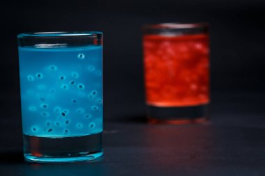 Siyah arkaplanda kırmızı ve mavi kokteyl