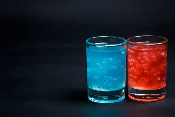 Cocktail Rouge Bleu Sur Fond Noir — Photo