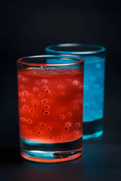 Cocktail Rouge Bleu Sur Fond Noir — Photo