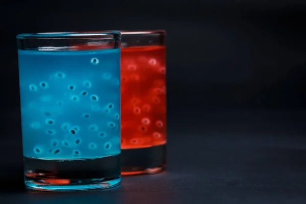 Cocktail Rouge Bleu Sur Fond Noir — Photo